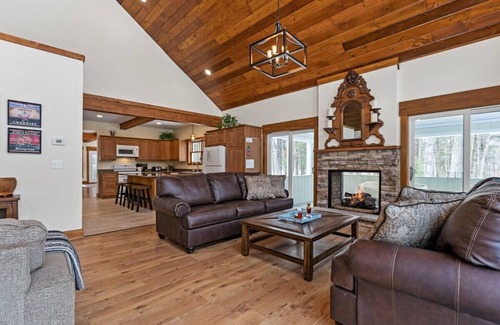 Kendall House | Large Cabin w. Hiking Trail & Private Lake Access