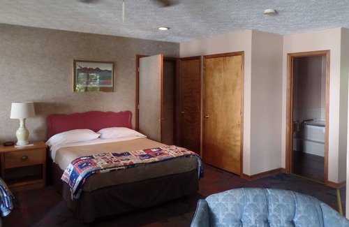Golconda Resort | large cabin with a view for 16