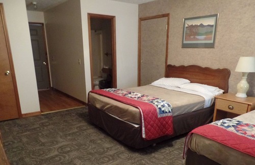 Golconda Resort | large cabin with a view for 16