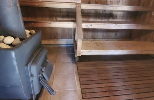 Woodfibre Cabin | Large cabin with Sauna 5-min from the beach Kayak