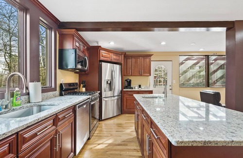 Monticello House | Large Catskills Private Property. Sunset Estate! ❤️ 5 Star, Hottub, Island, ski