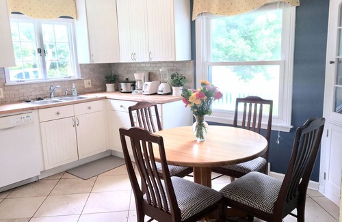 Huron House | Large Charming 4 Bed 2 Bath Lake Erie House 30 Day to 12 Month Rental