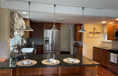 Clinton House | Large Charming Historic House close to Beaches