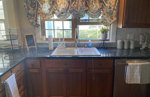 Clinton House | Large Charming Historic House close to Beaches