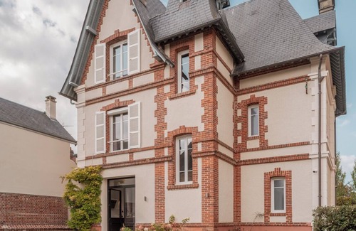 Deauville City Centre Villa | Large Chic & Stylish Villa. Superb garden