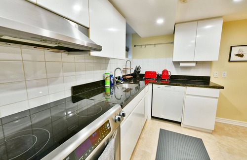 Roncesvalles Village House | Large clean spacious 2 bed 2 bath APT: steps to high park and the lake.