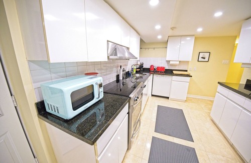 Roncesvalles Village House | Large clean spacious 2 bed 2 bath APT: steps to high park and the lake.