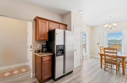 Milton House | Large Comfy Home, Close to Beach, Breakfast Included