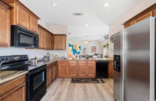 Milton House | Large Comfy Home, Close to Beach, Breakfast Included
