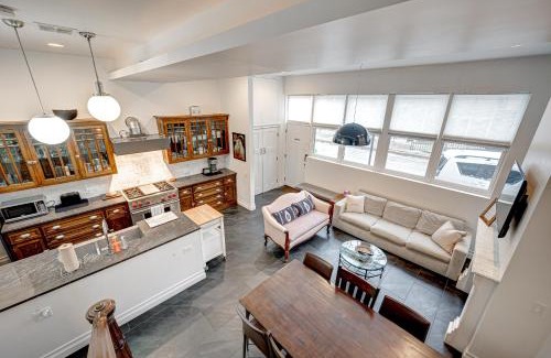 Old Town Triangle House | Large Condo with Outdoor Deck in Historic Chicago District home