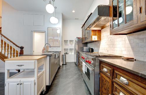 Old Town Triangle House | Large Condo with Outdoor Deck in Historic Chicago District home
