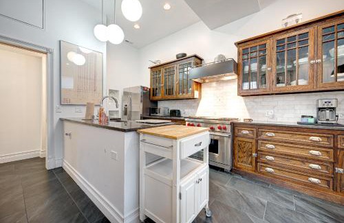 Old Town Triangle House | Large Condo with Outdoor Deck in Historic Chicago District home