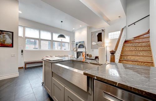 Old Town Triangle House | Large Condo with Outdoor Deck in Historic Chicago District home