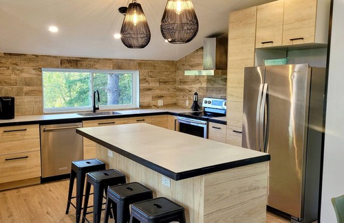 Val Morin Ski Chalet | Large cottage with 9-seater hot tub on the North River