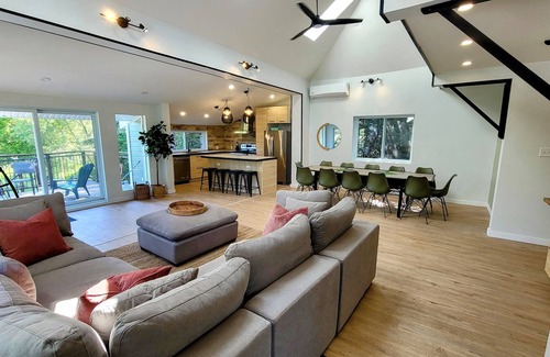 Val Morin Ski Chalet | Large cottage with 9-seater hot tub on the North River
