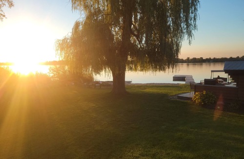 Janetville Cottage | Large Cozy Water Front Cottage w/Sandy Beach, Hot Tub & Bunkie, High Sp Internet