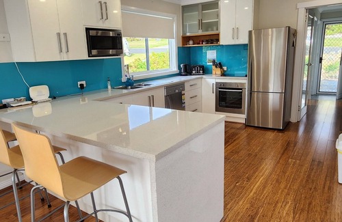 Bridport House | Large Deck - Beaches Nearby