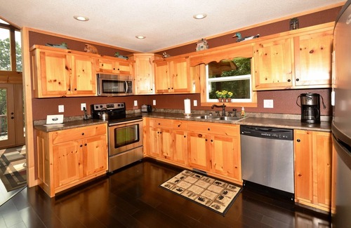 Unaka Ski Chalet | Large Deck & Mountain Views! Starlink Wi-Fi & Discounts!