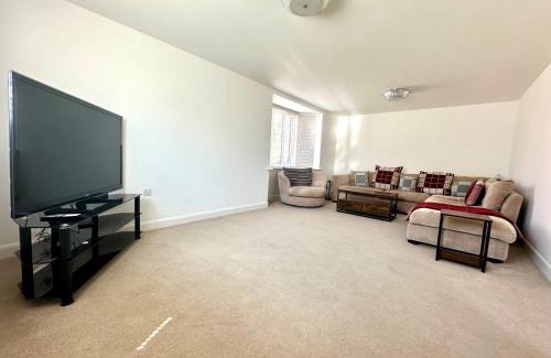 Bicester House | Large Detached 5 bedroom House in Bicester