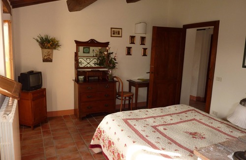 Radicofani Bed & Breakfast | Large double bedroom: private bathroom, private access, garden and swimming pool