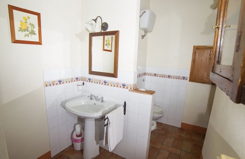Radicofani Bed & Breakfast | Large double bedroom: private bathroom, private access, garden and swimming pool