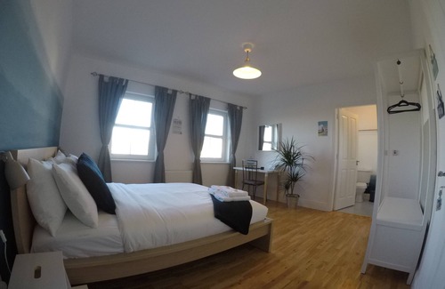 Portmagee Bed & Breakfast | Large double room with ensuite bathroom