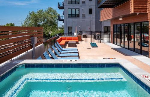 Downtown Des Moines Apartment | Large Downtown 2br -hot Tub-downtown!