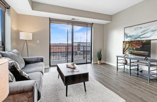 Downtown Des Moines Apartment | Large Downtown 2br -hot Tub-downtown!