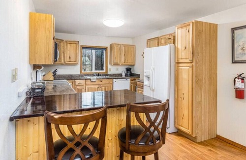 Seward House | Large Downtown Home in the Heart of Seward, Sleeps 12