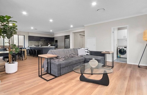 North Lambton House | Large executive residence