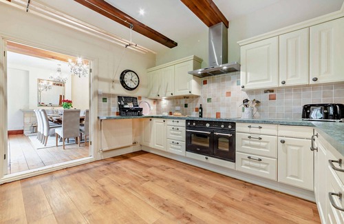Sedgeberrow Cottage | Large family and dog friendly Manor House with hot tub - sleeps 10 guests in 5 bedrooms