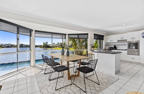 Gold Coast House | Large Family Home on the Lake with 5 Beds, 4 Bathrooms incl 3 Large Ensuites!