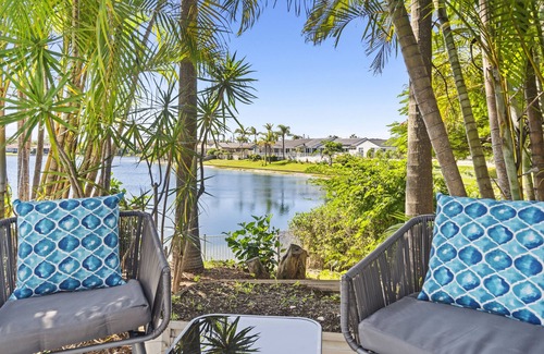 Gold Coast House | Large Family Home on the Lake with 5 Beds, 4 Bathrooms incl 3 Large Ensuites!