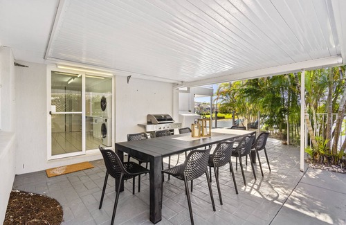 Gold Coast House | Large Family Home on the Lake with 5 Beds, 4 Bathrooms incl 3 Large Ensuites!