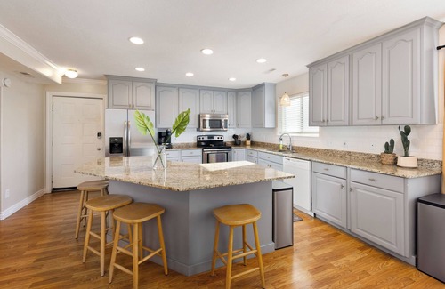 Bonneville House | LARGE Family Home Ideal for Groups- Boho