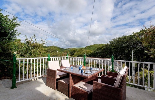 Pelynt House | Large family property with parking. Close to Looe town centre.