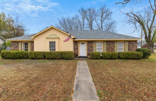 Montgomery House | Large Fenced Yard near Midtown- Shamrock Stay