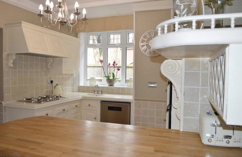 Shanklin House | Large four bedroom home near country walks & beach