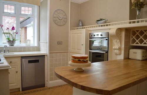 Shanklin House | Large four bedroom home near country walks & beach