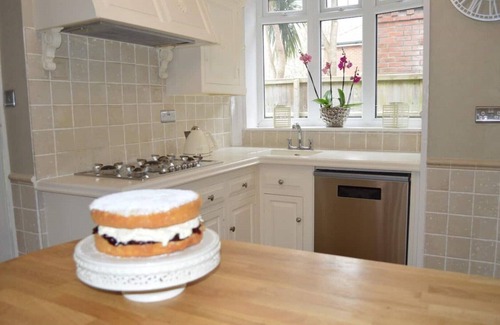 Shanklin House | Large four bedroom home near country walks & beach
