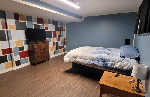 Drumheller House | Large furnished 6 Bedroom Bungalow with Private Hot Tub