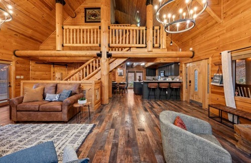 Gatlinburg - Pigeon Forge Cabin | Large Game Garage, Hot Tub, Mt. LeConte Views!