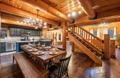 Gatlinburg - Pigeon Forge Cabin | Large Game Garage, Hot Tub, Mt. LeConte Views!