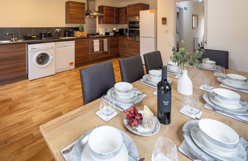Gloucester House | Large Gloucester House in the City Centre with Free Parking!