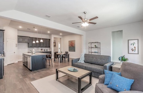 Garland House | Large Gorgeous Comfy 4BR New Built Retreat for Fam