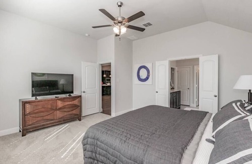 Garland House | Large Gorgeous Comfy 4BR New Built Retreat for Fam