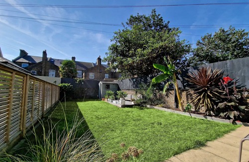 Margate House | ☆ Large Group Getaway ☆ 2mins to sea ☆ Sleeps10+ Preview listing