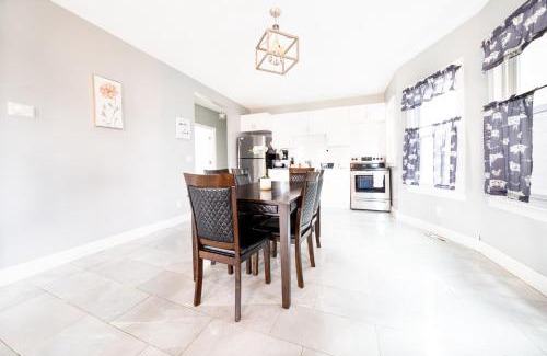 Niagara Falls House | Large-Group Ready 8BR Home Near Niagara Falls & Casino