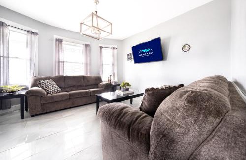 Niagara Falls House | Large-Group Ready 8BR Home Near Niagara Falls & Casino