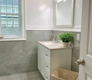 Niagara Falls House | Large-Group Ready 8BR Home Near Niagara Falls & Casino